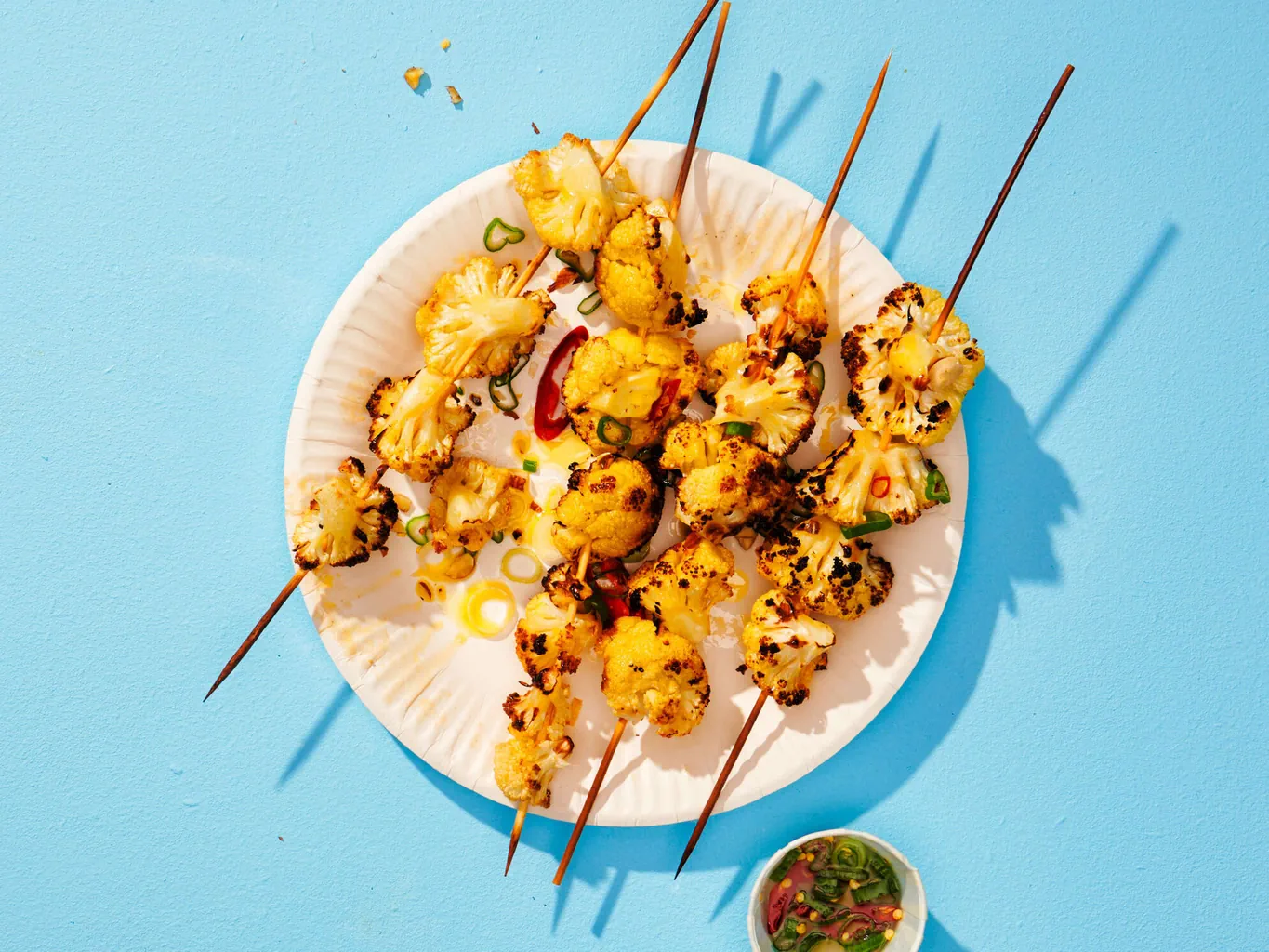 Chou-fleur sur le gril avec topping de noisettes