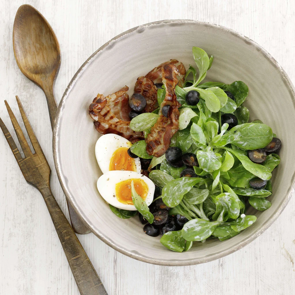 Insalata di formentino con uva, uova e pancetta
