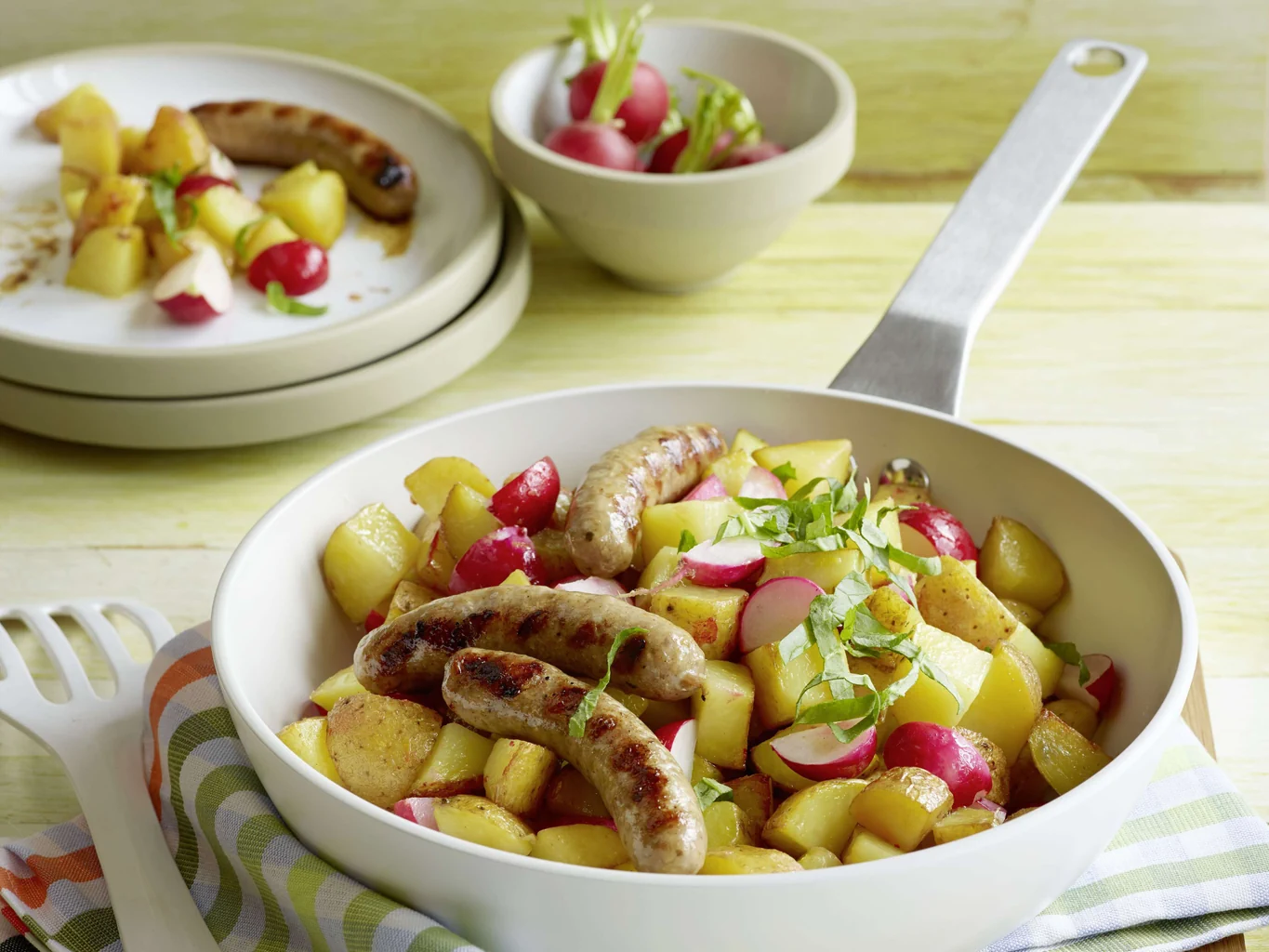 Patate rosolate con ravanelli e salsiccette