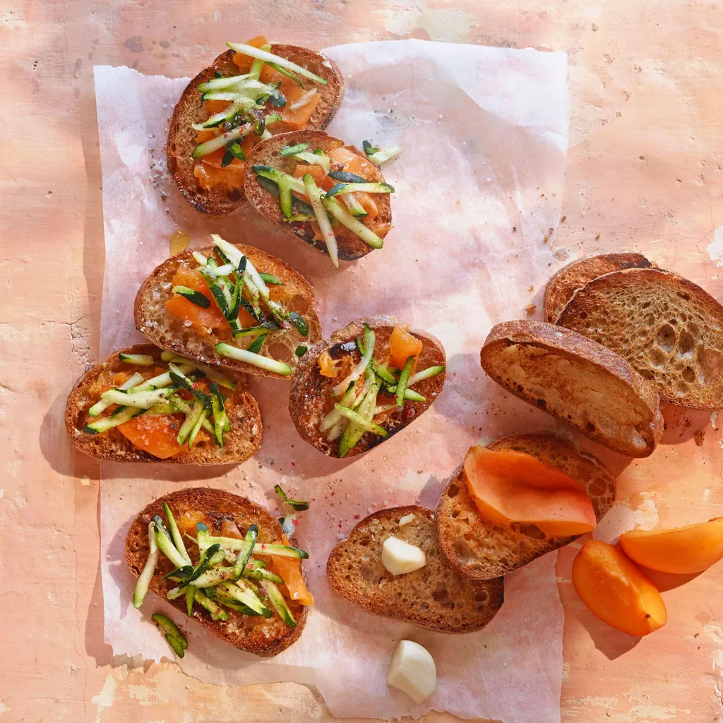 Röstbrot mit Aprikosen und Zucchetti