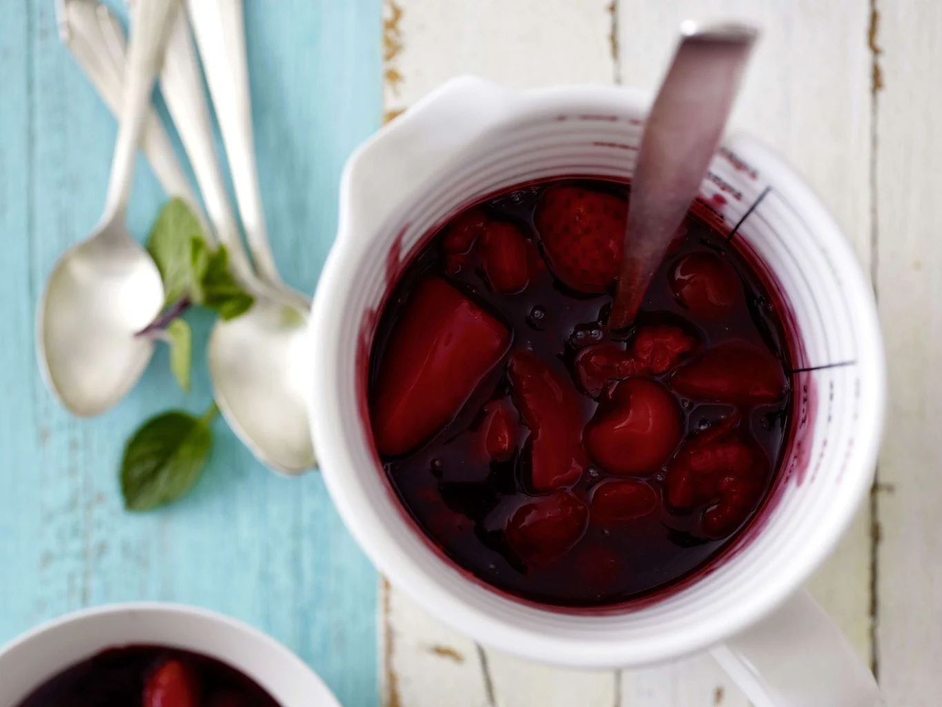 Rote Grütze mit Sauerrahm