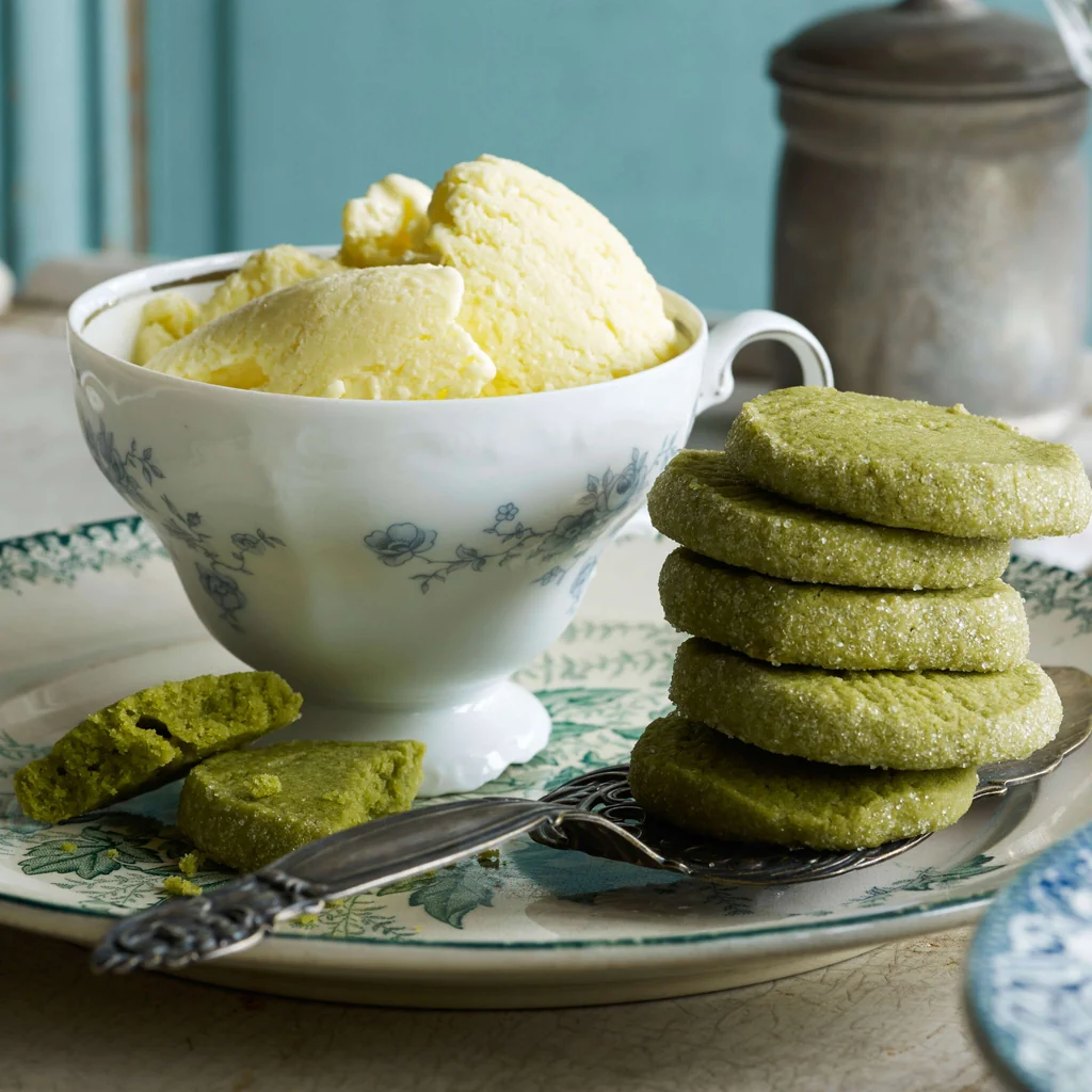 Matcha-Guetzli mit Lindenblüten-Rahmglace