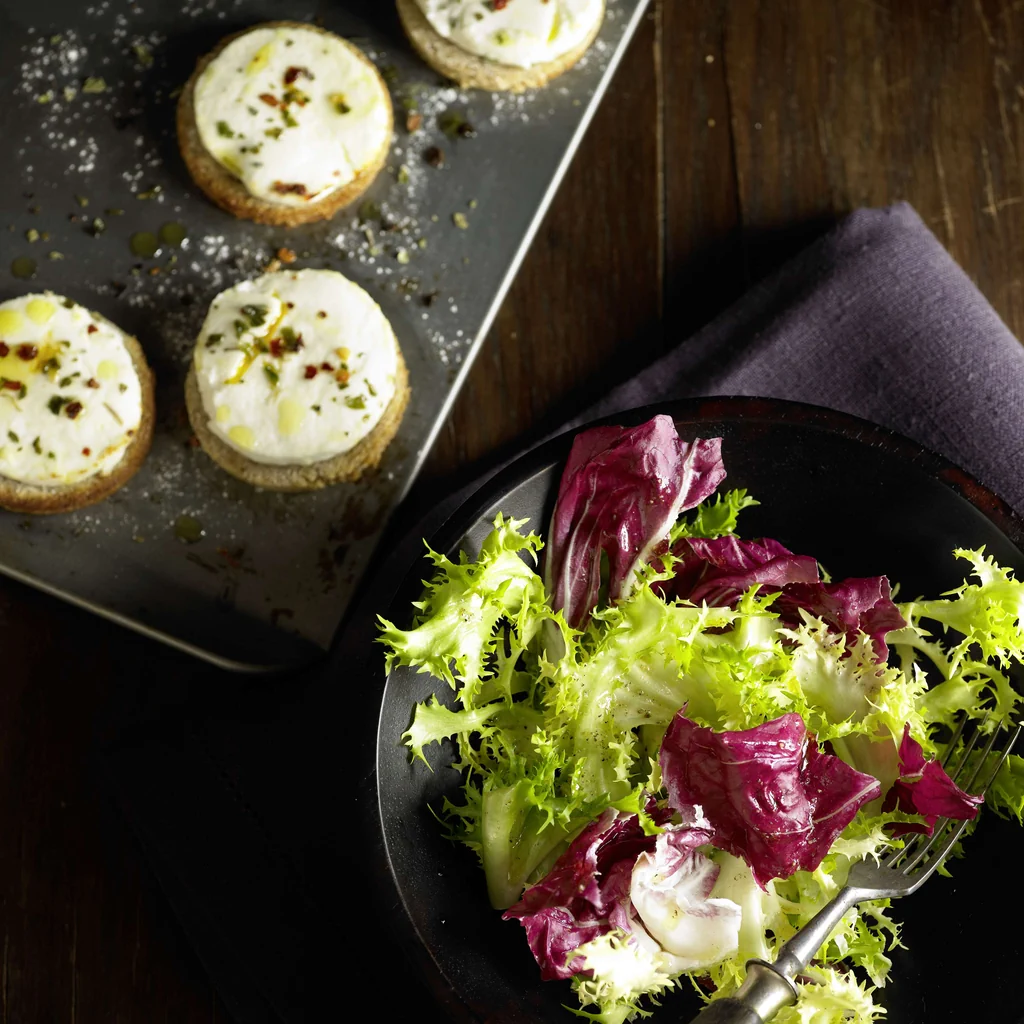 Insalata riccia con toast al caprino