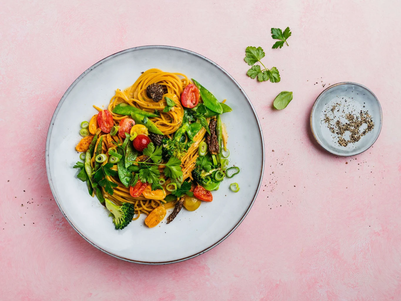 Spaghetti végans avec sauce aux légumes et aux morilles