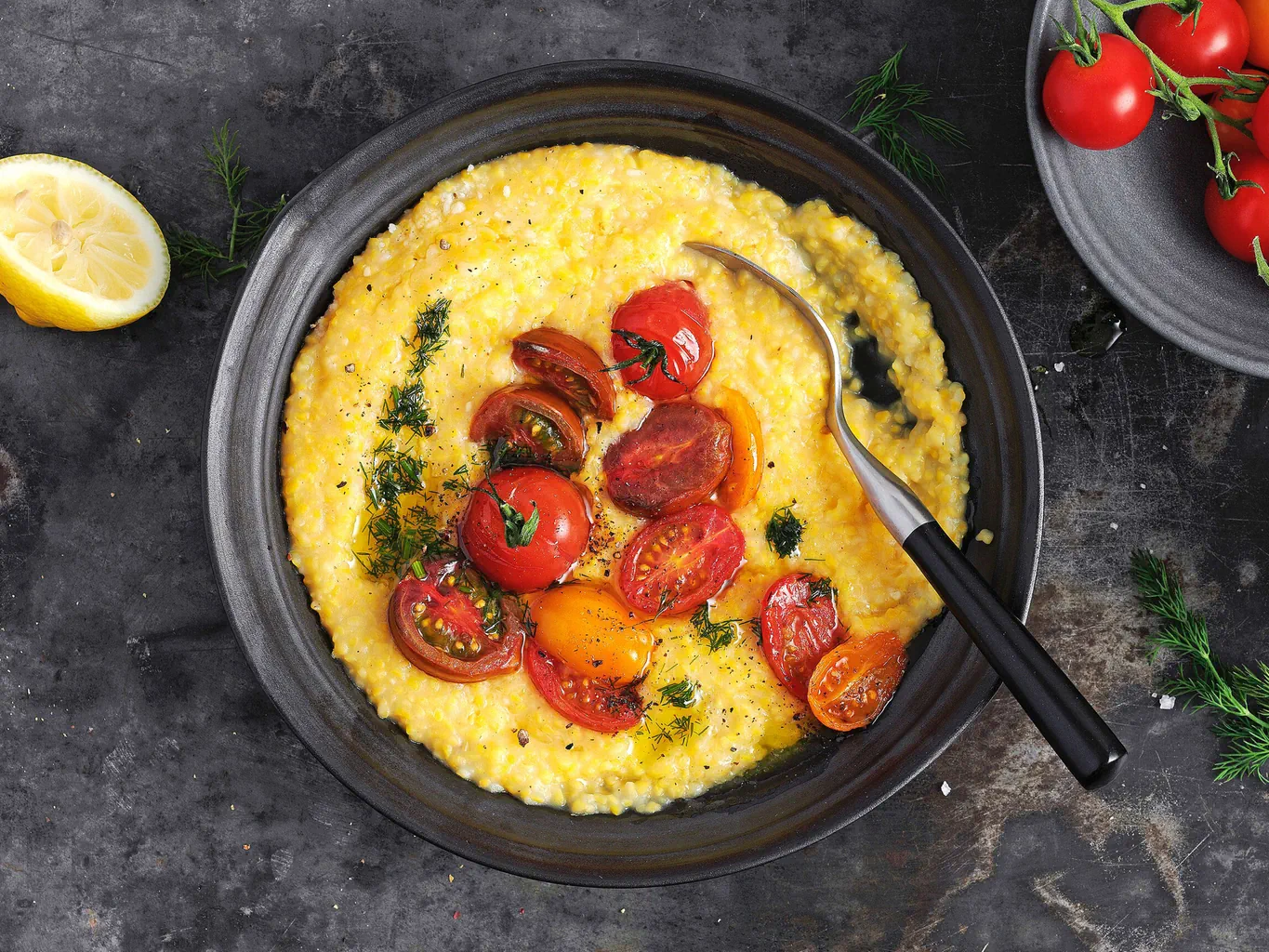 Polenta mit Tomaten und Dill-Pesto