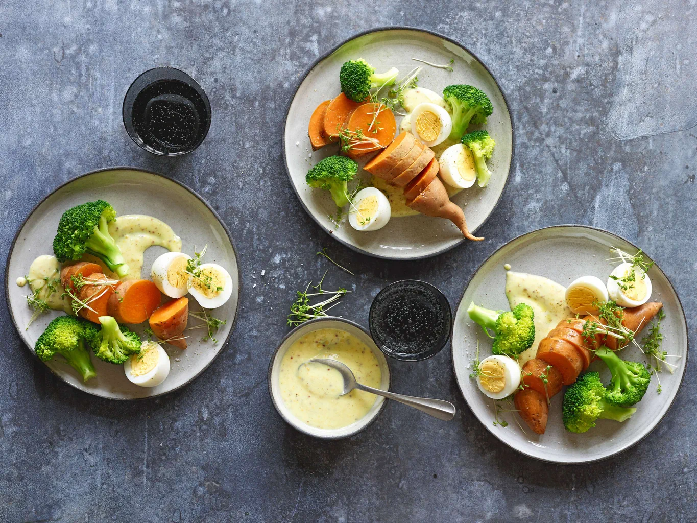 Uova con salsa alla senape e verdure