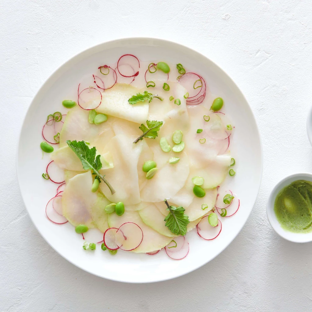 Mit Miso mariniertes Kohlrabi-Carpaccio