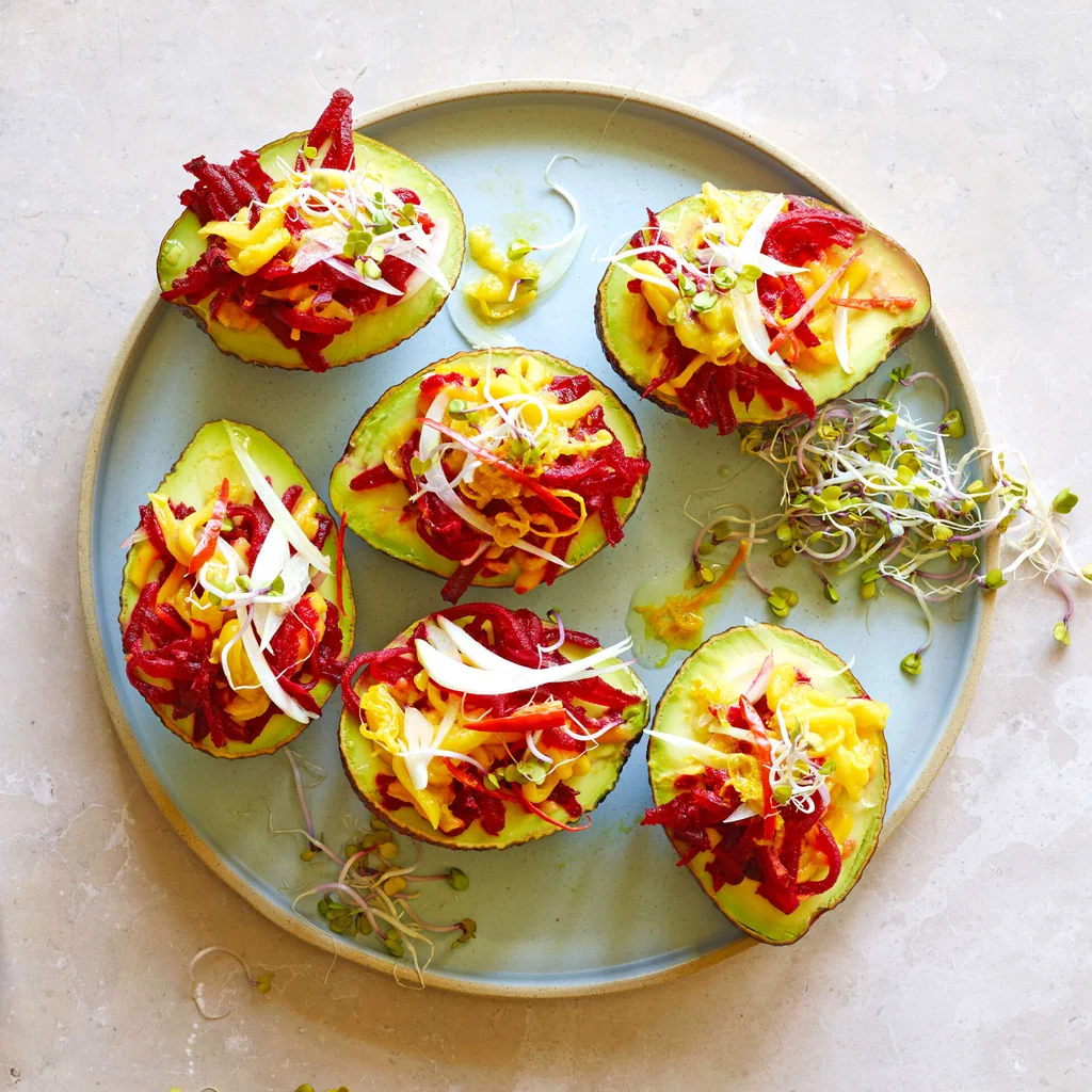 Avocat avec salade de mangue et betterave rouge