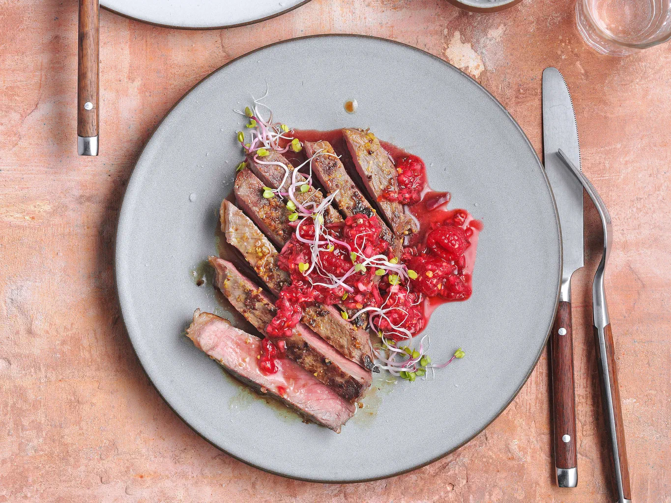 Entrecôte parisienne avec relish de framboises
