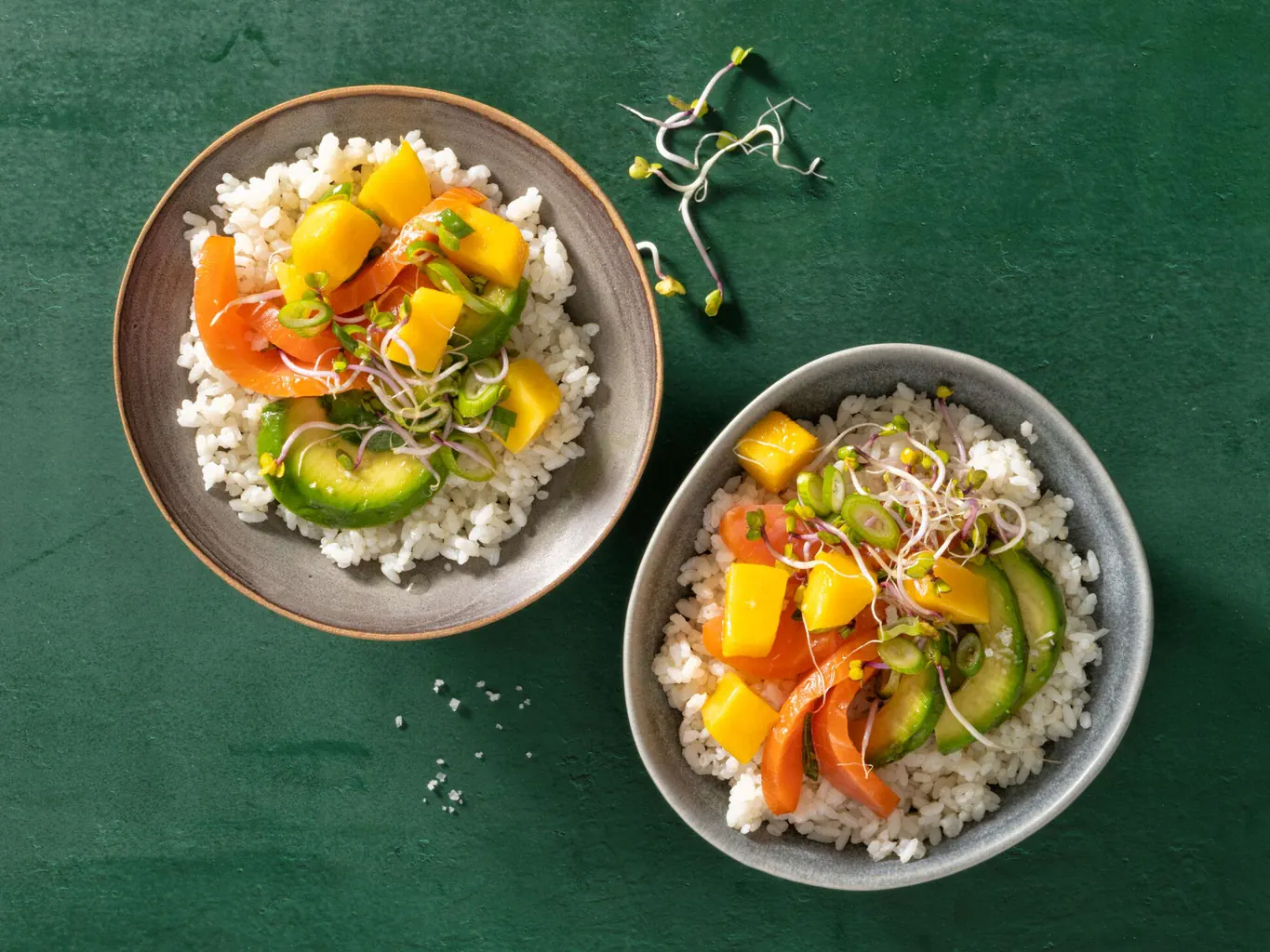 Poke bowl con salmone affumicato e germogli