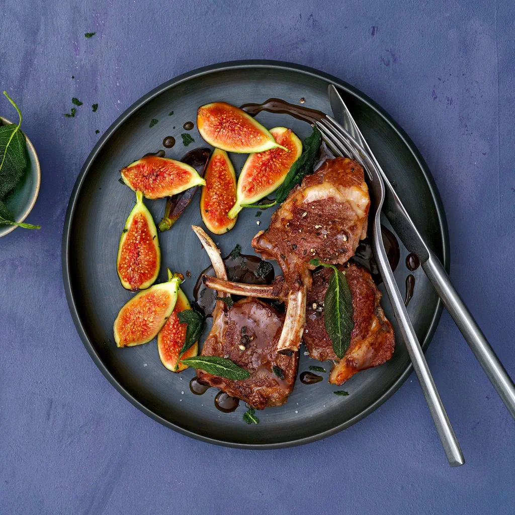 Côtelettes d'agneau avec figues caramélisées