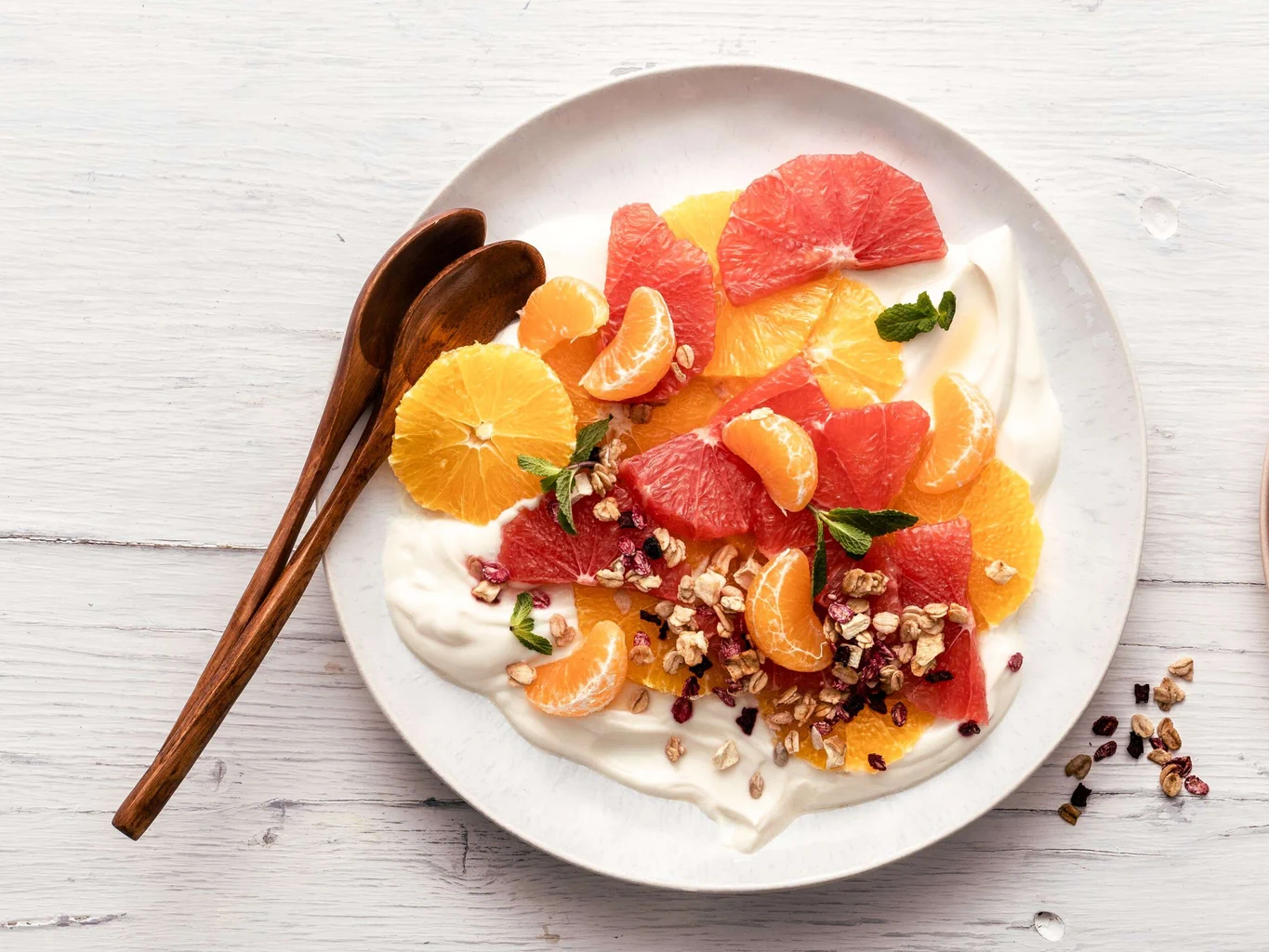 Zitrusfrüchte mit Mandelquark und Granola