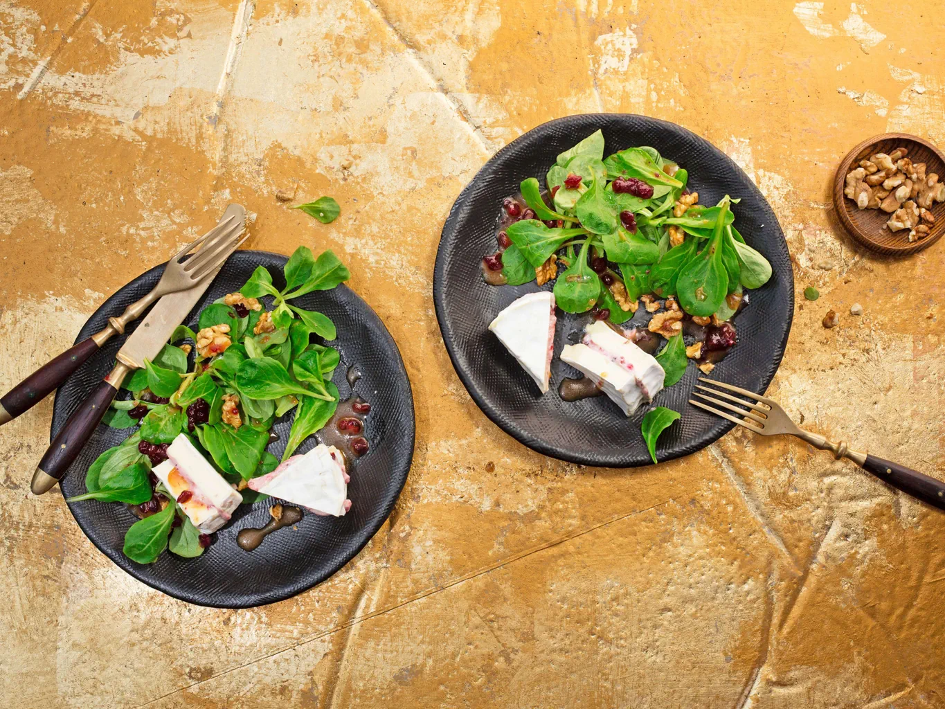 Salat mit Preiselbeer-Camembert
