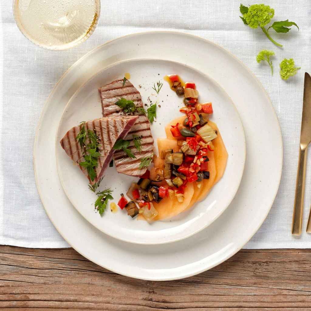 Thunfischsteak vom Grill mit Melonen-Caponata