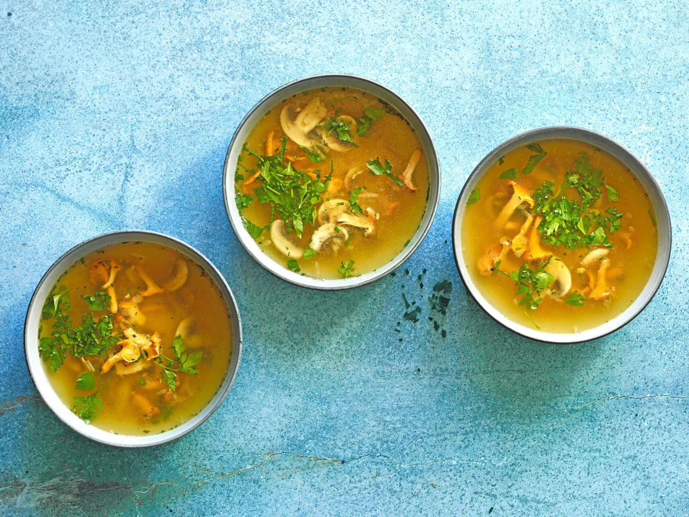 Kräuterbouillon mit Pilzen