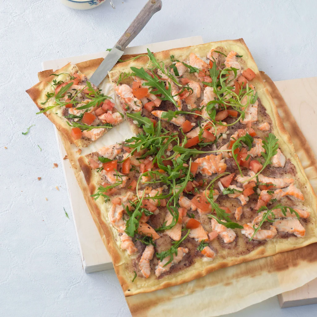 Lachs-Oliven-Flammkuchen