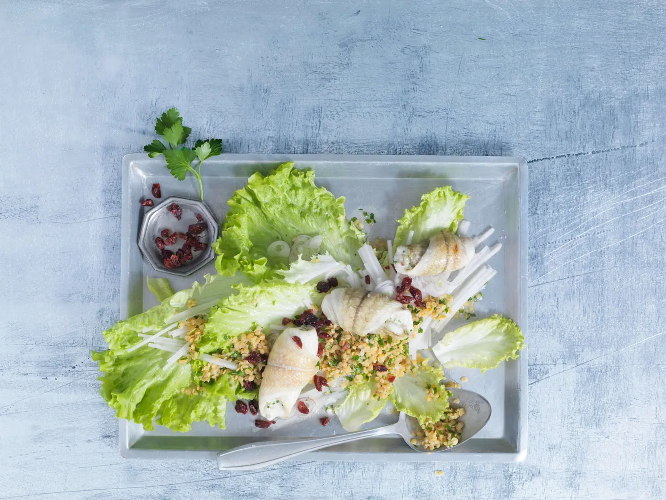 Linsensalat mit Fischröllchen