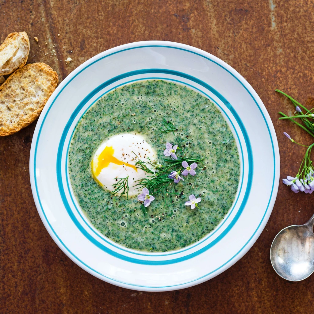 Brennnesselsuppe mit pochiertem Ei