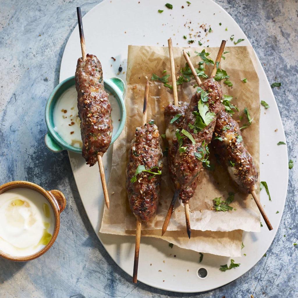 Brochettes d’agneau et de crevettes avec piments fumés
