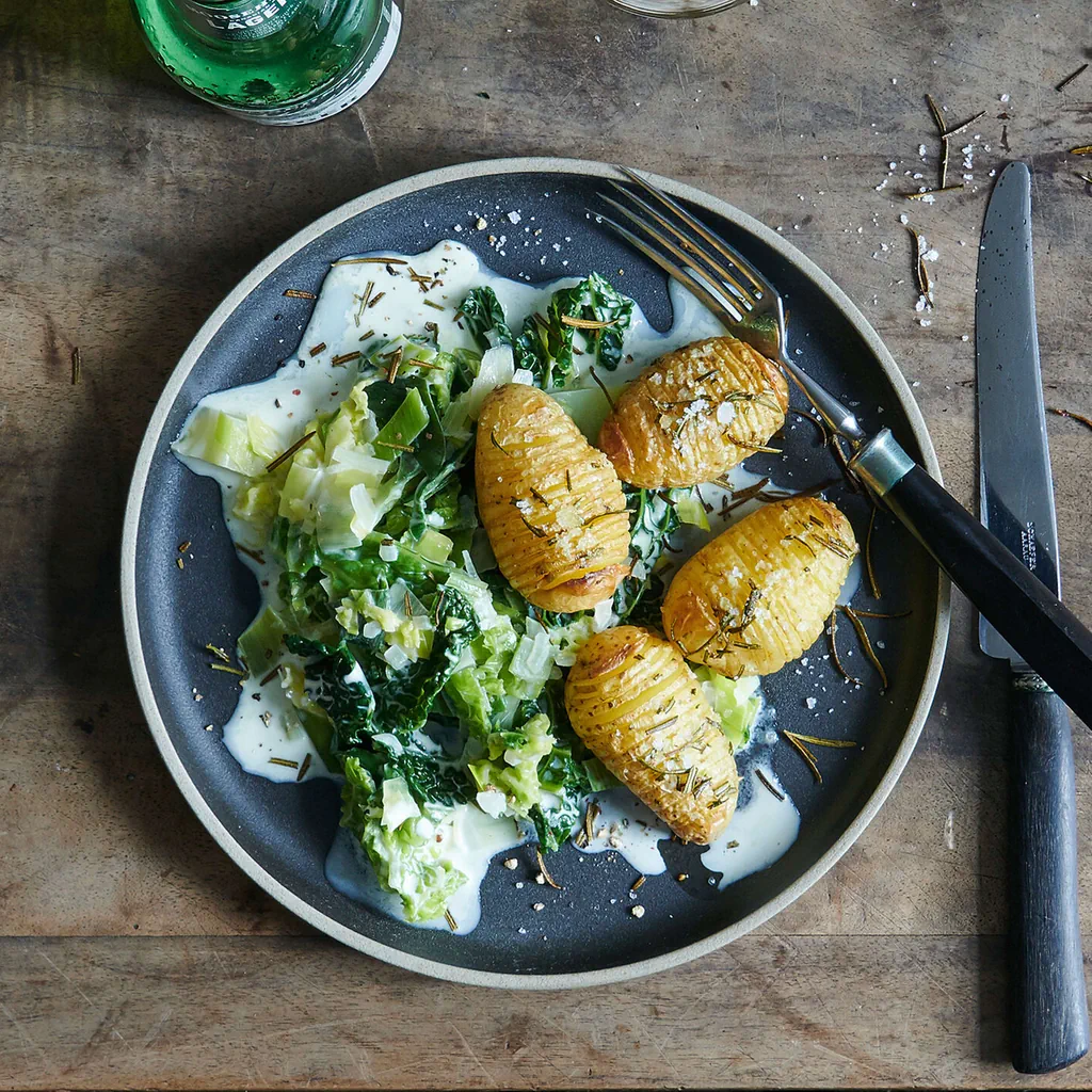 Patate a fisarmonica con verza e porri alla panna