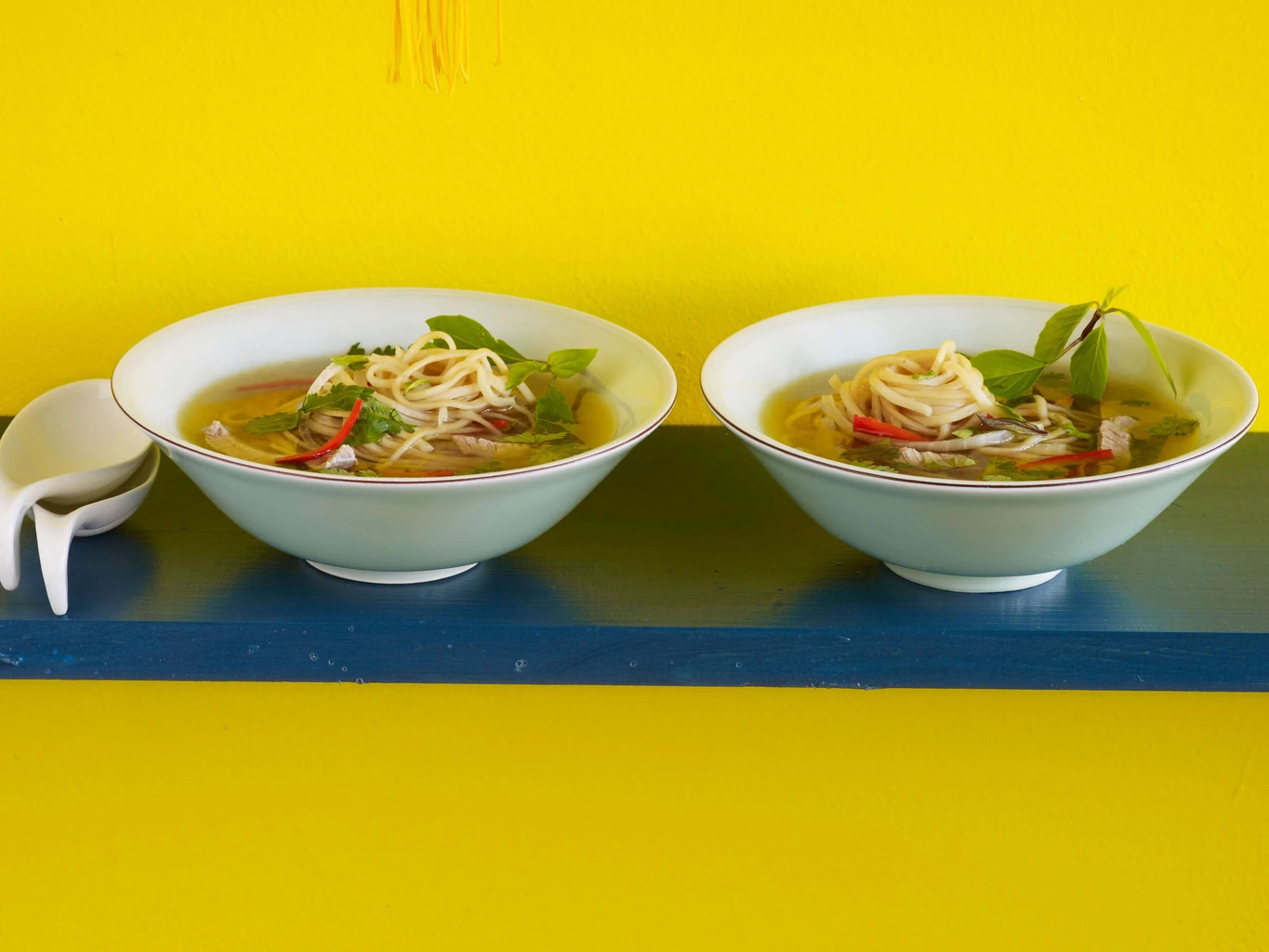 Soupe aux nouilles avec émincé de bœuf