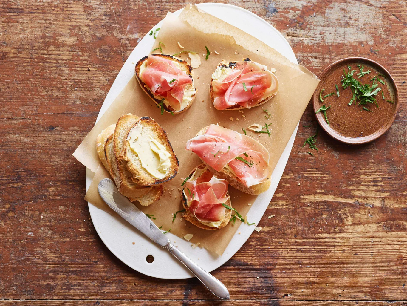 Tartine speziate al prosciutto crudo