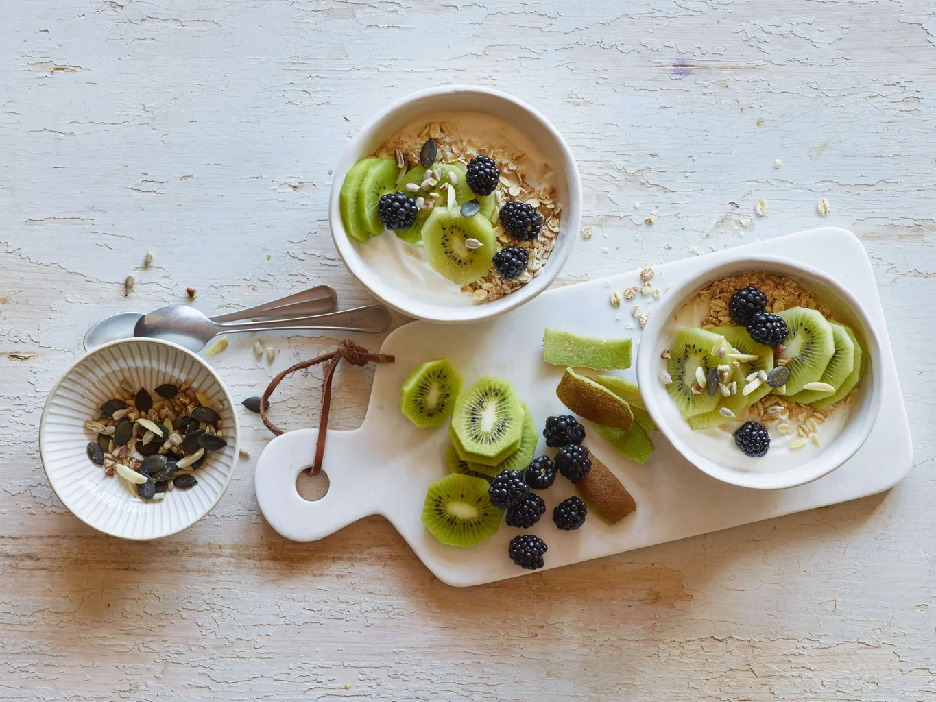 Bowl aux kiwis pour un petit-déjeuner végan