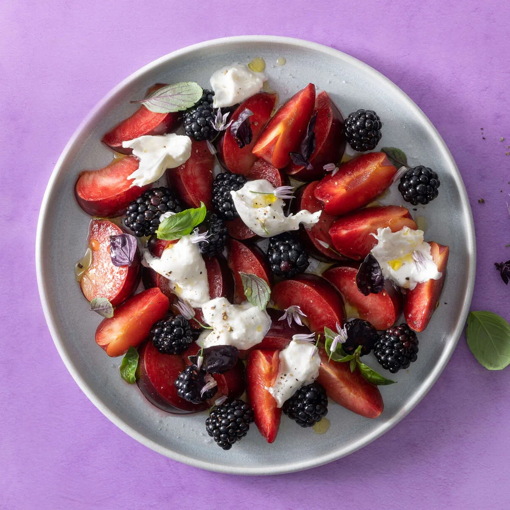 Salade de prunes et de burrata