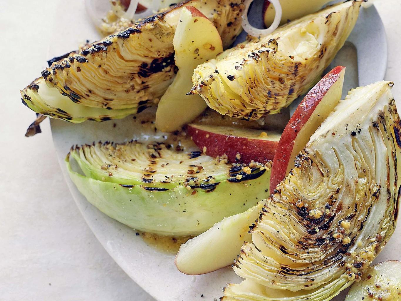 Grillierter Coleslaw mit Apfel