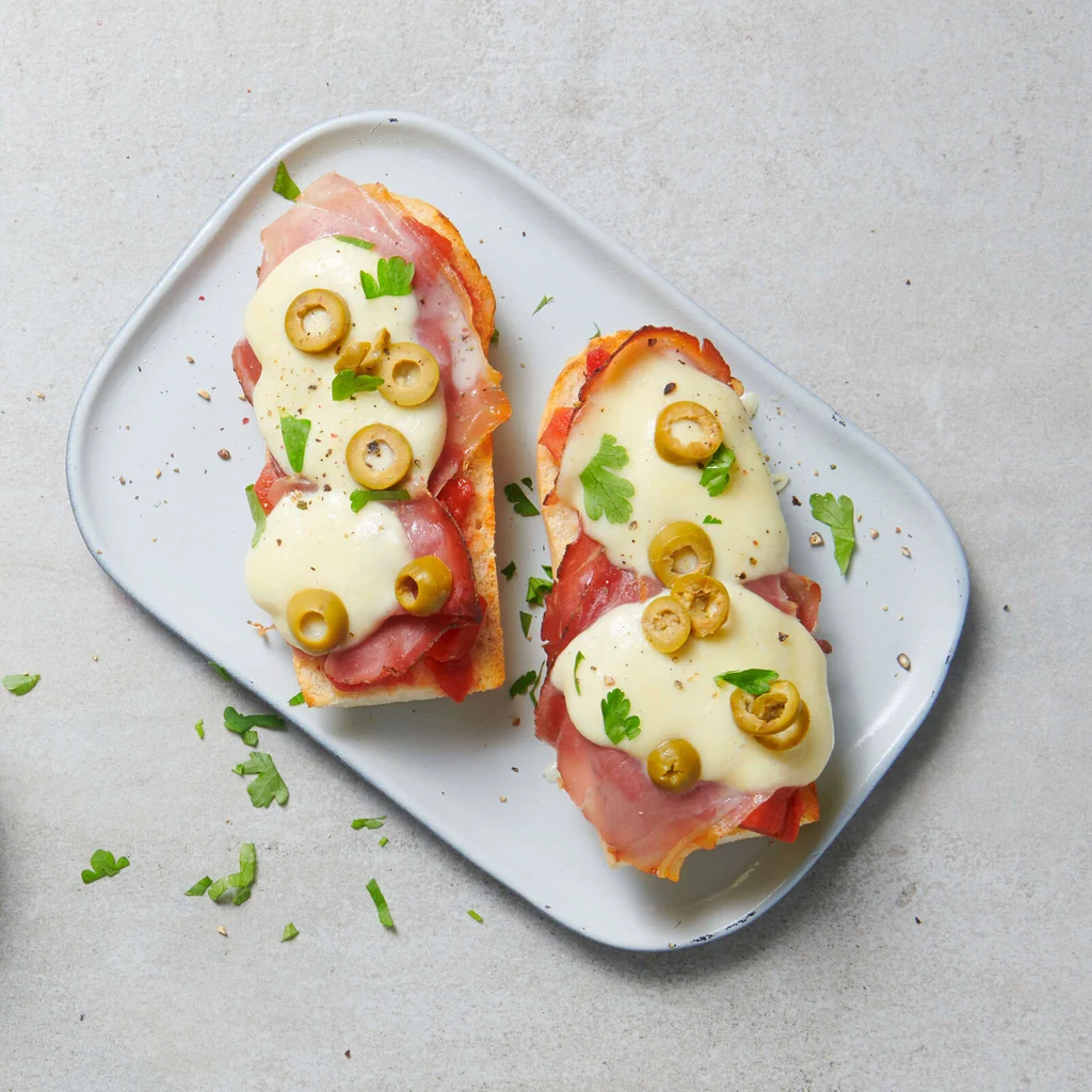 Baguette con mozzarella e prosciutto