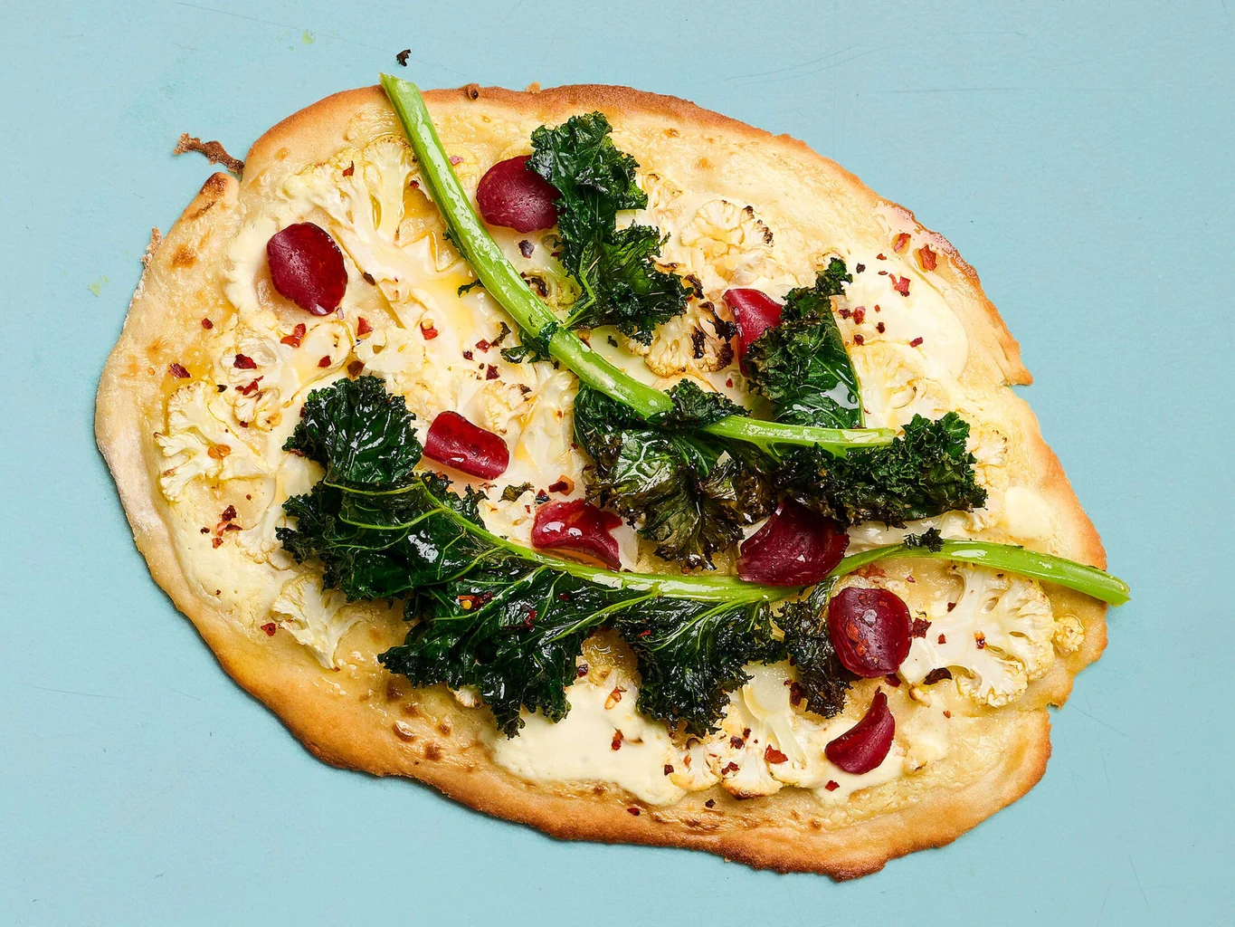 Tarte flambée sans gluten avec choux et piment
