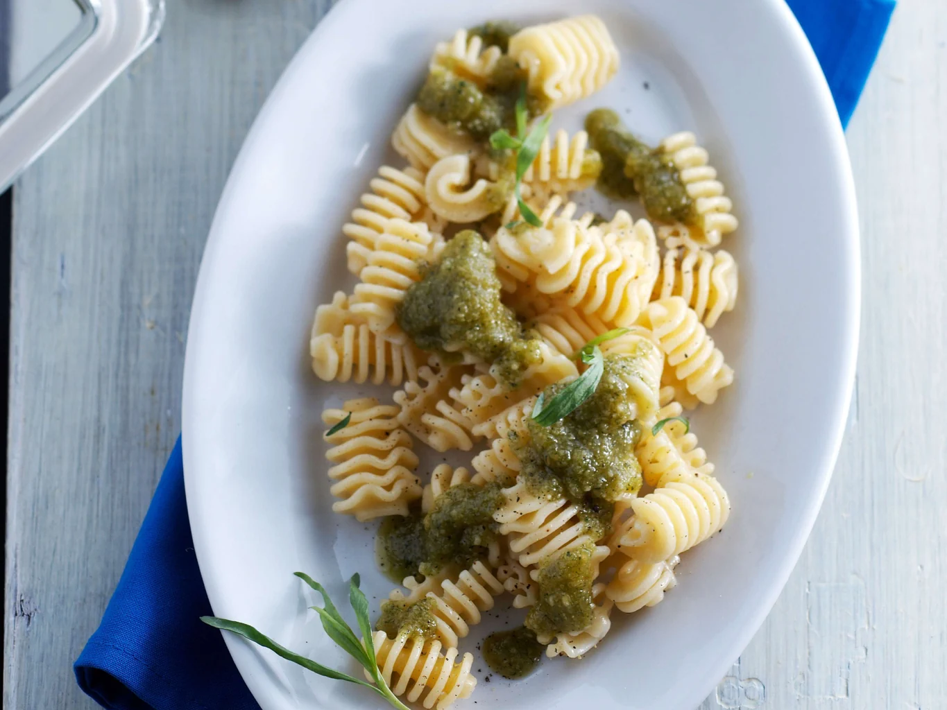 Radiatori mit Mandel-Estragon-Pesto