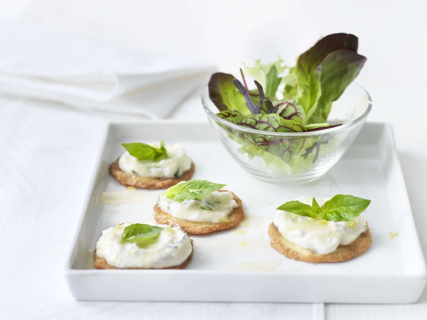 Crème au fromage de brebis avec crackers aux amandes et miel de fleurs d’oranger