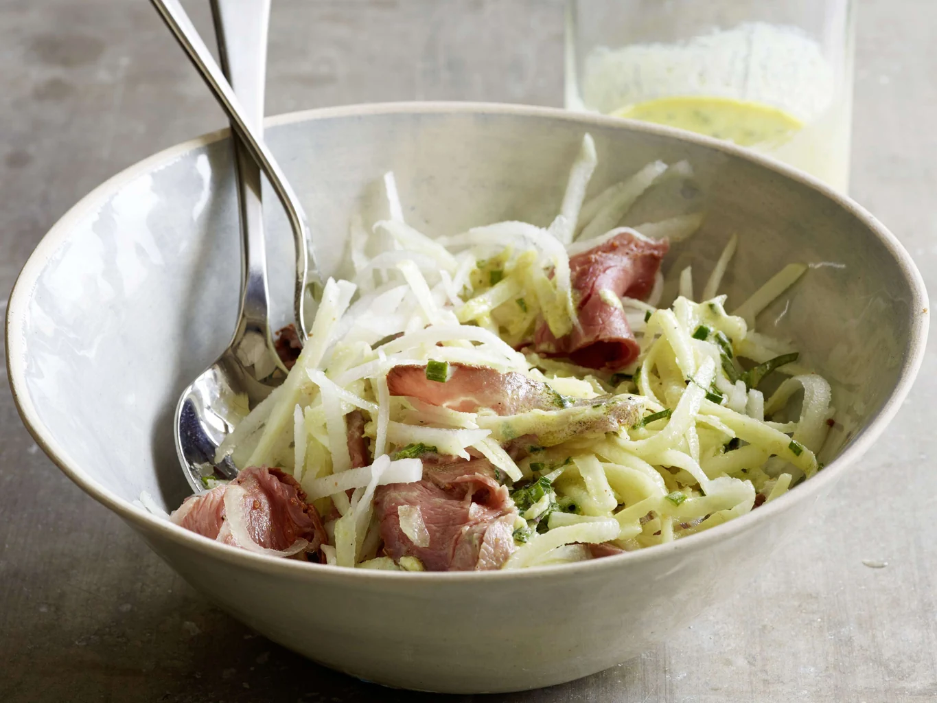 Kohlrabisalat mit Fleisch