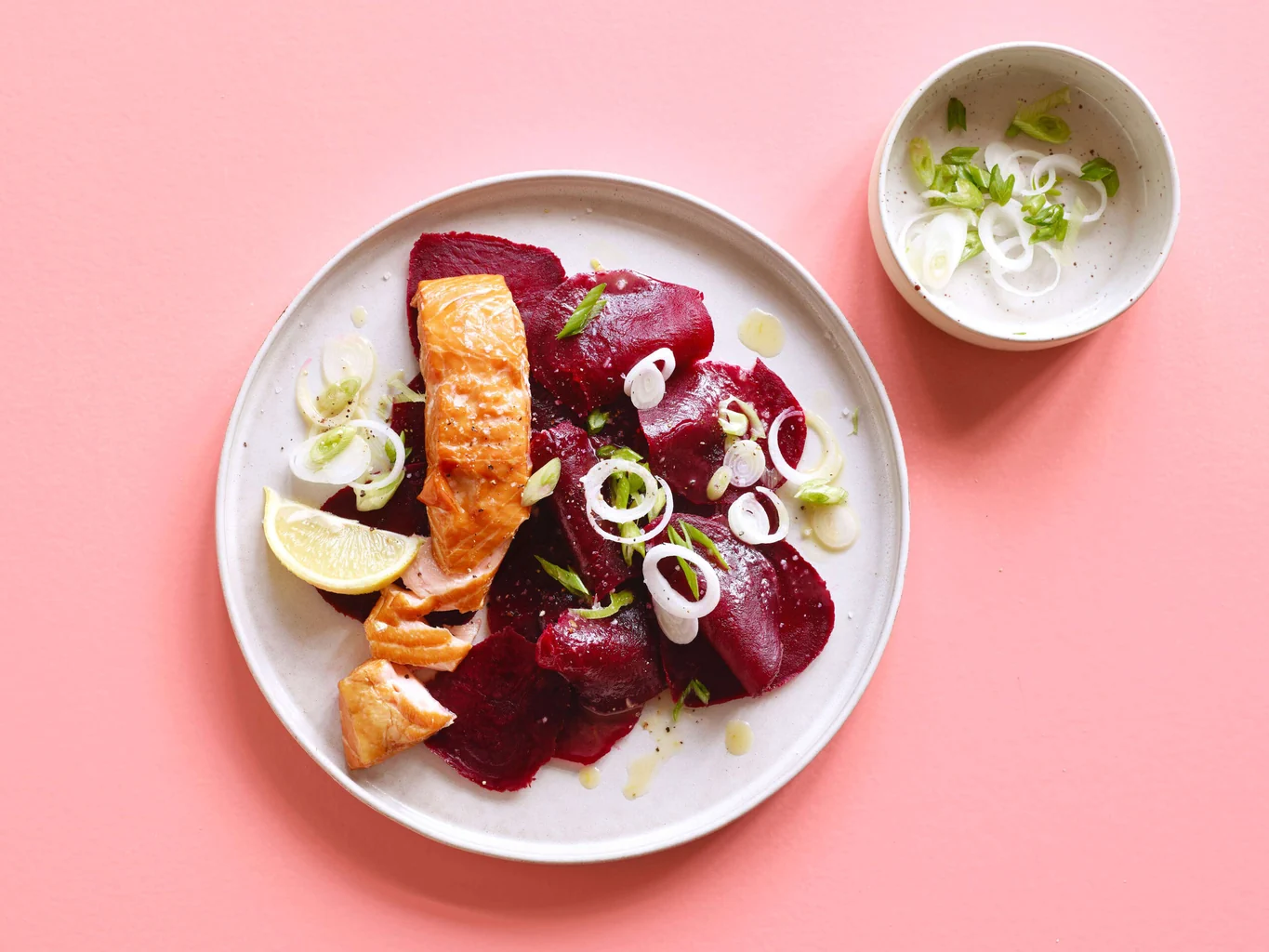 Carpaccio di barbabietole con salmone affumicato a caldo