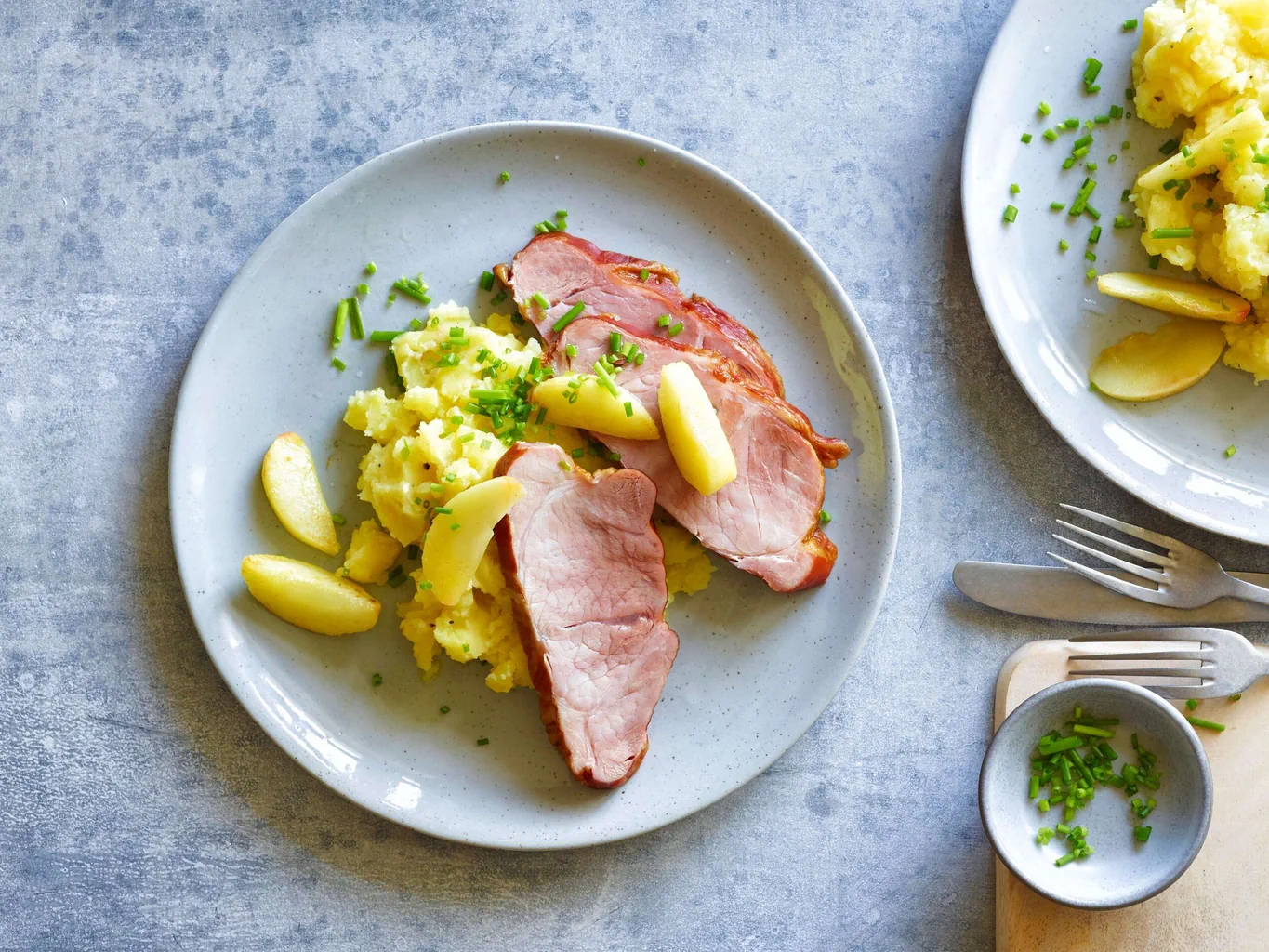 Noix de jambon avec pommes et purée