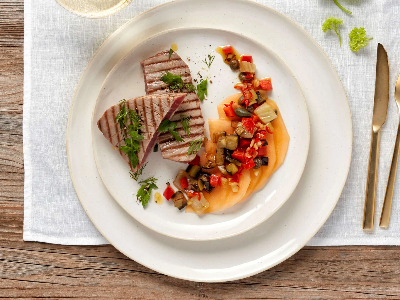 Steak di tonno alla griglia con caponata al melone