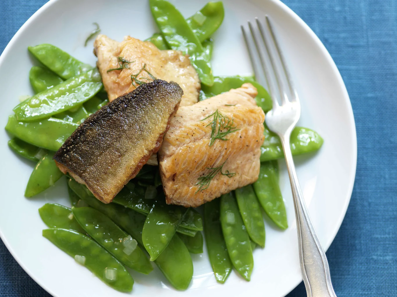 Saiblingfilets auf Kefen