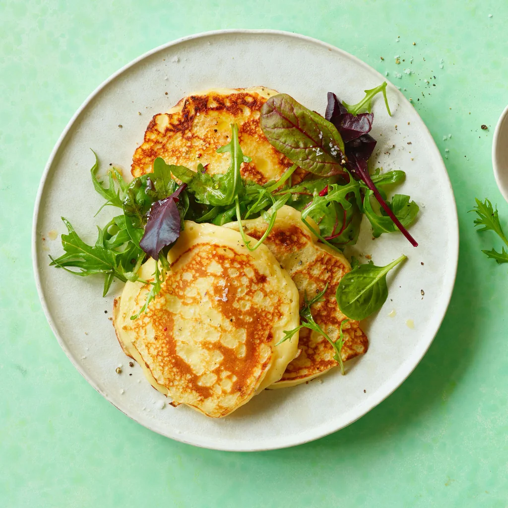 Pikante Quark-Pancakes mit Salat