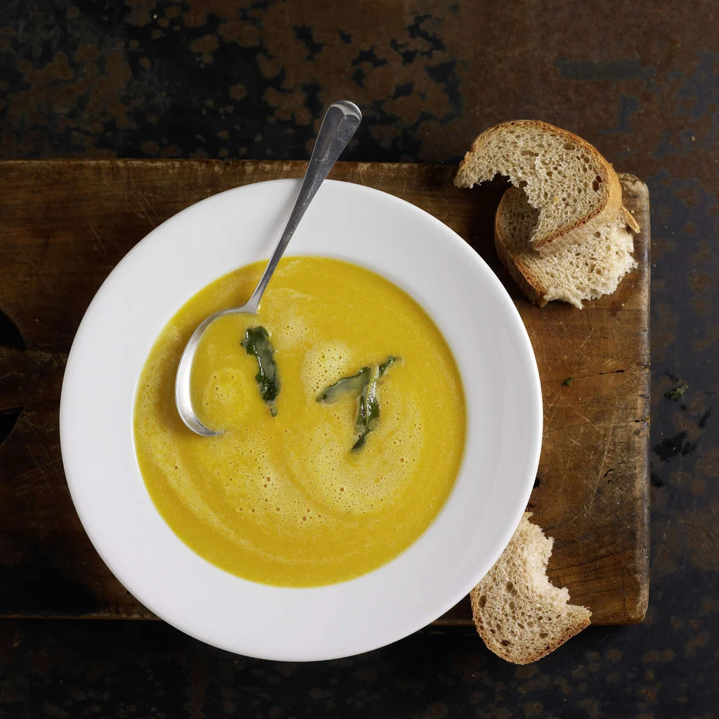 Kürbissuppe mit knusprigem Salbei