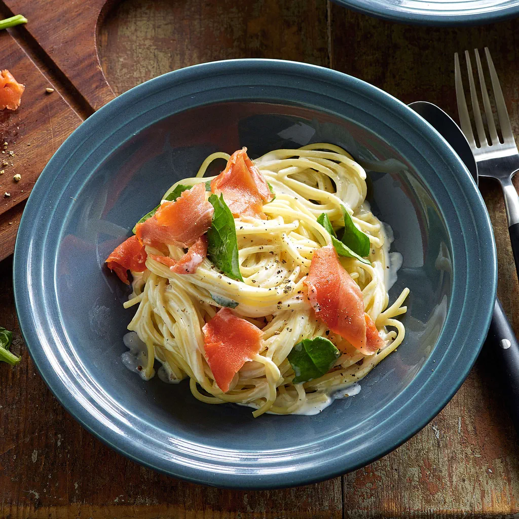 Spaghetti con spinaci, salmone e formaggio
