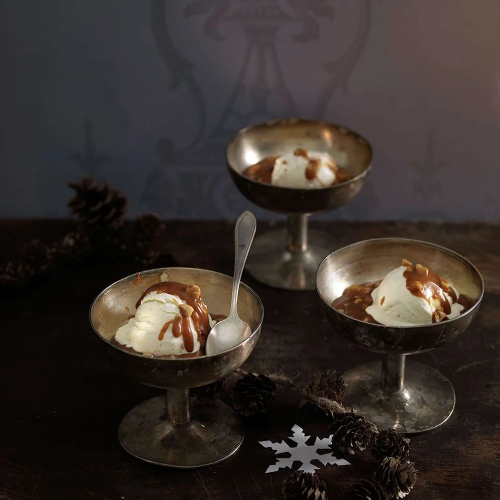 Gelato allo yogurt con salsa di caramello alle arachidi