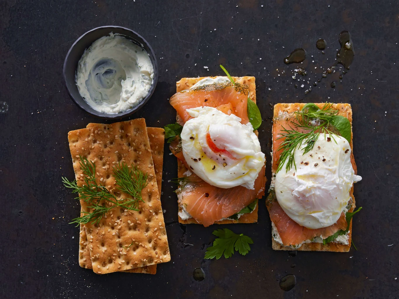 Knäckebrot mit Lachs und Ei