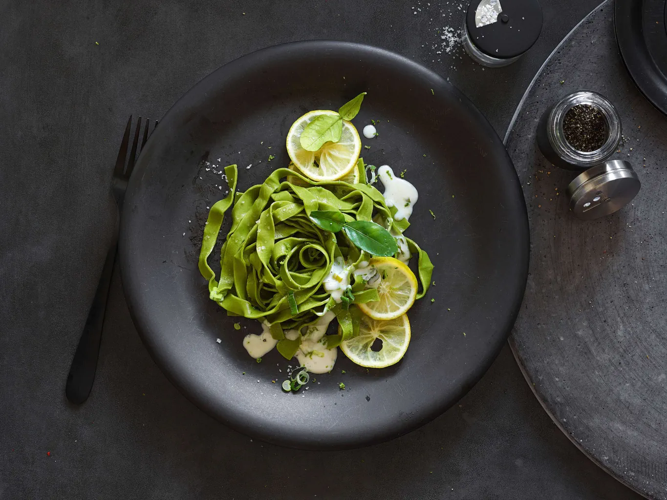 Tagliatelle verdi al matcha con salsa alla limetta