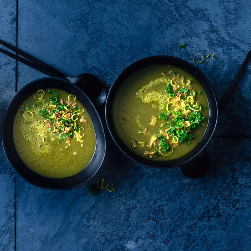 Crema di cavolo piuma e sedano rapa con gremolata di cipolle arrostite