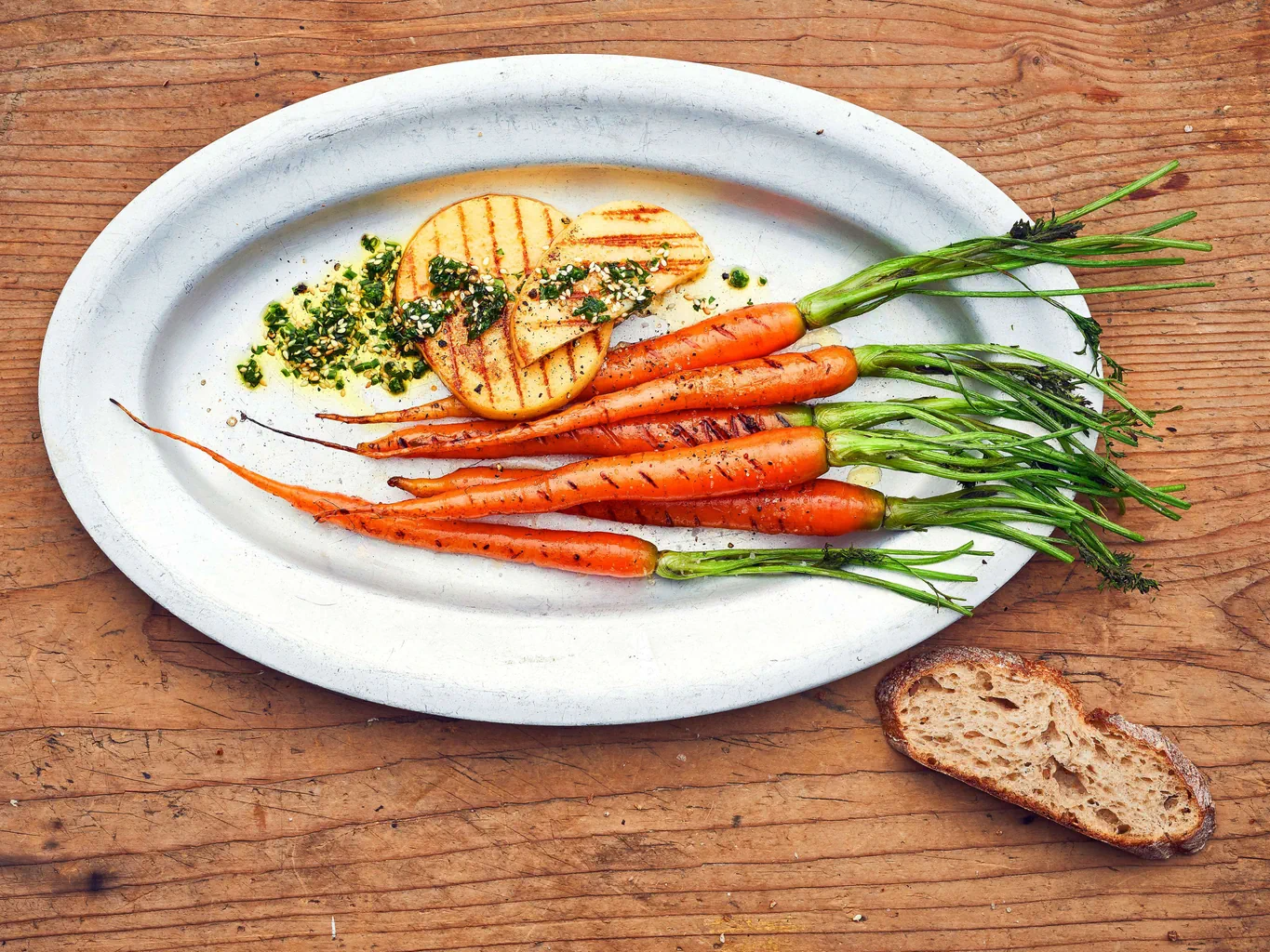 Karotten mit Kräuteröl und Grillkäse