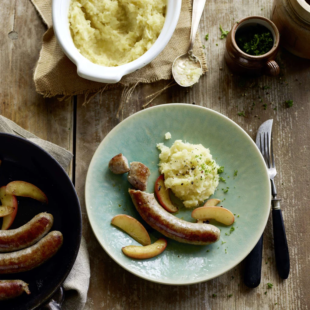 Pastinaken-Apfel-Stampf mit Schweinsbratwurst
