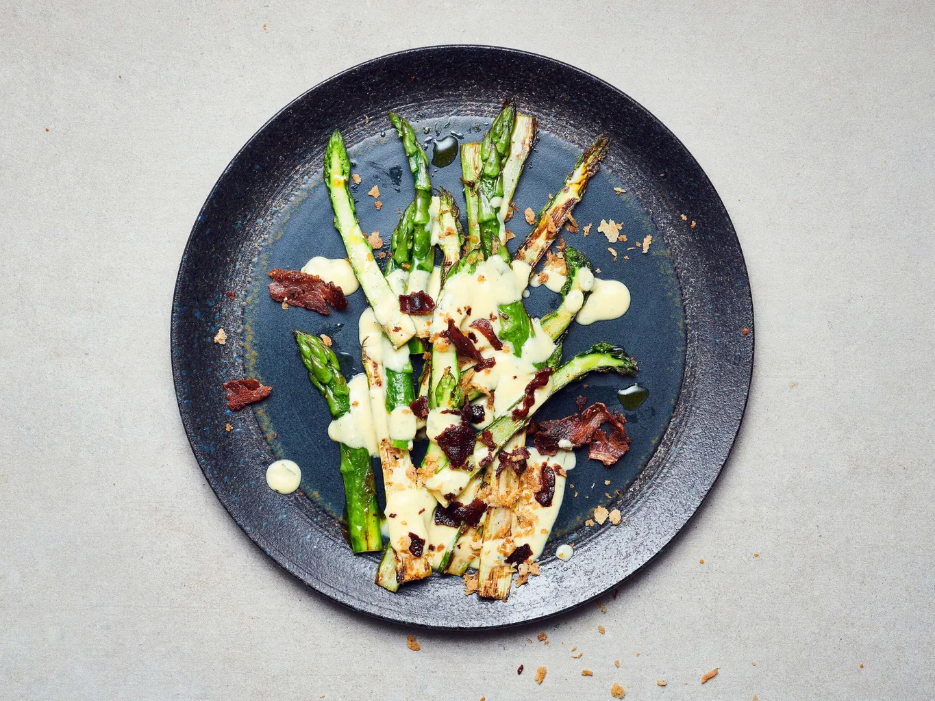 Asparagi con salsa olandese al cocco e topping croccante