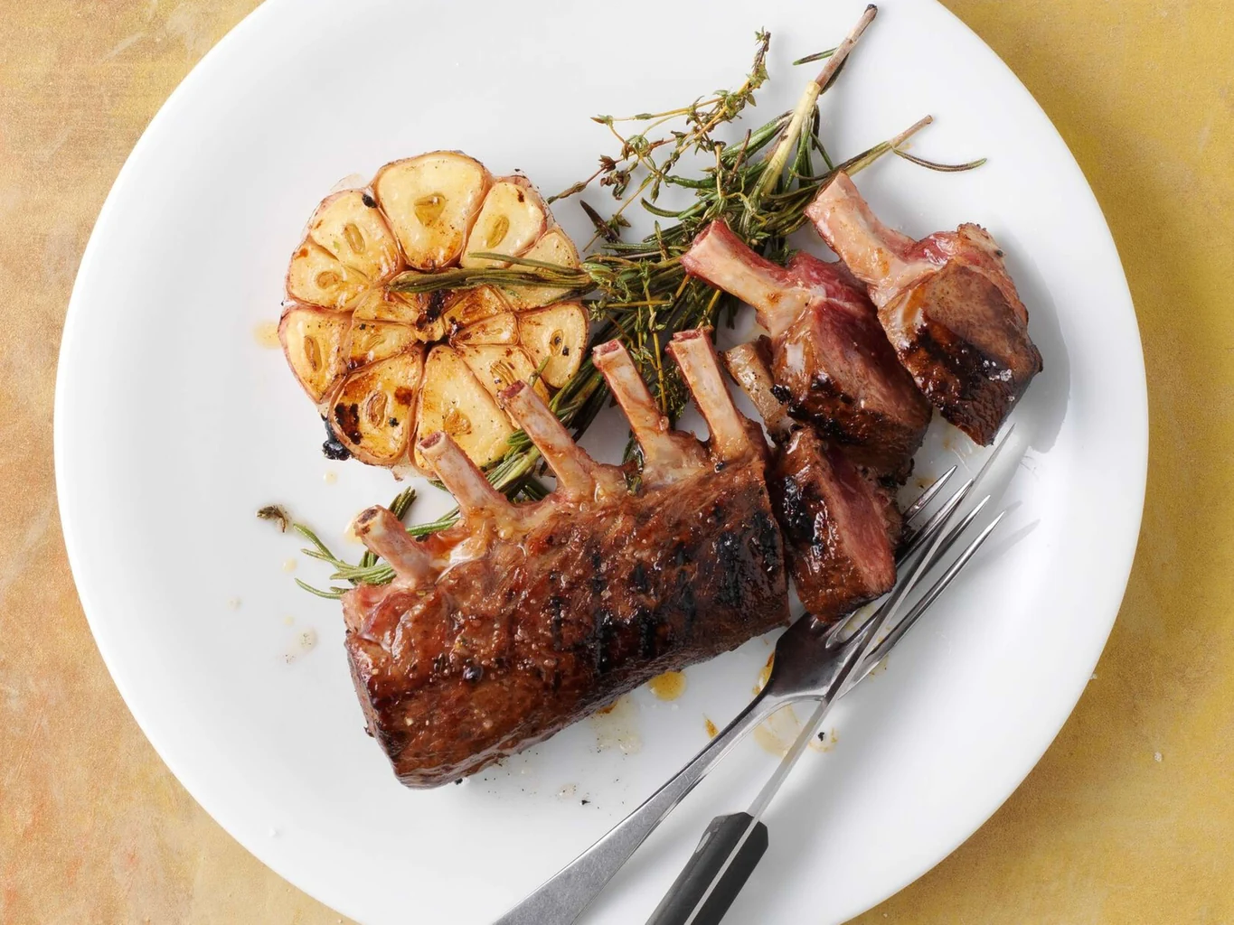 Carré d’agnello alle erbe aromatiche e al miele