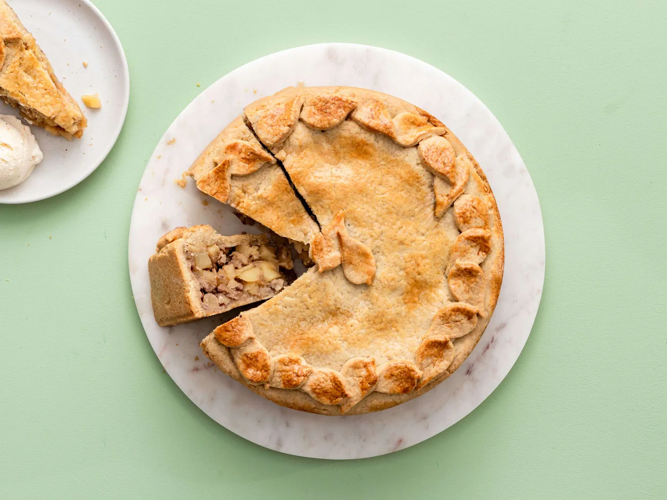Torta coperta con ripieno alle mele